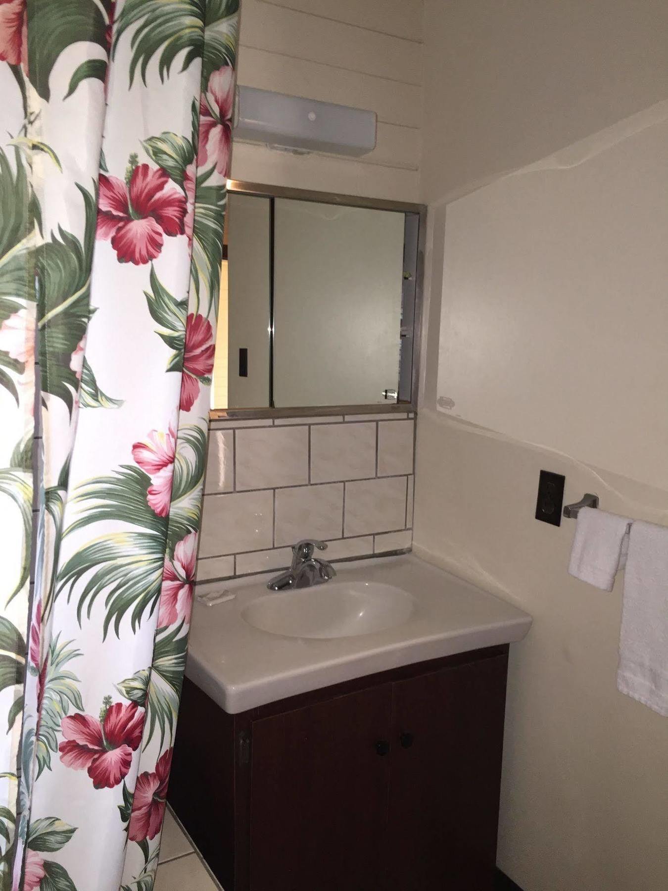 Dolphin Bay Hotel Hilo Exterior photo